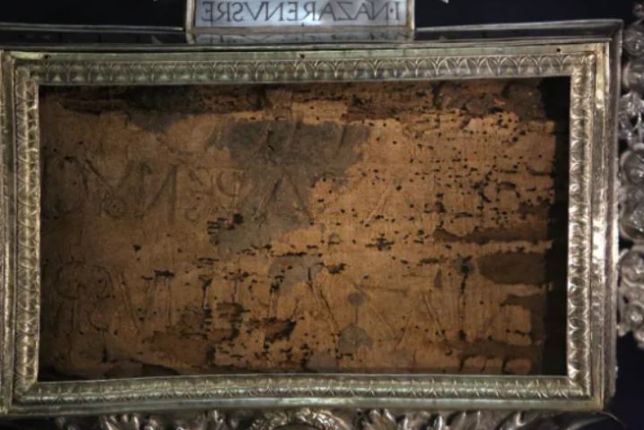 natpis koji je stajao na Isusovom križu i na kojem je na tri jezika (hebrejskom, grčkom i latinskom)