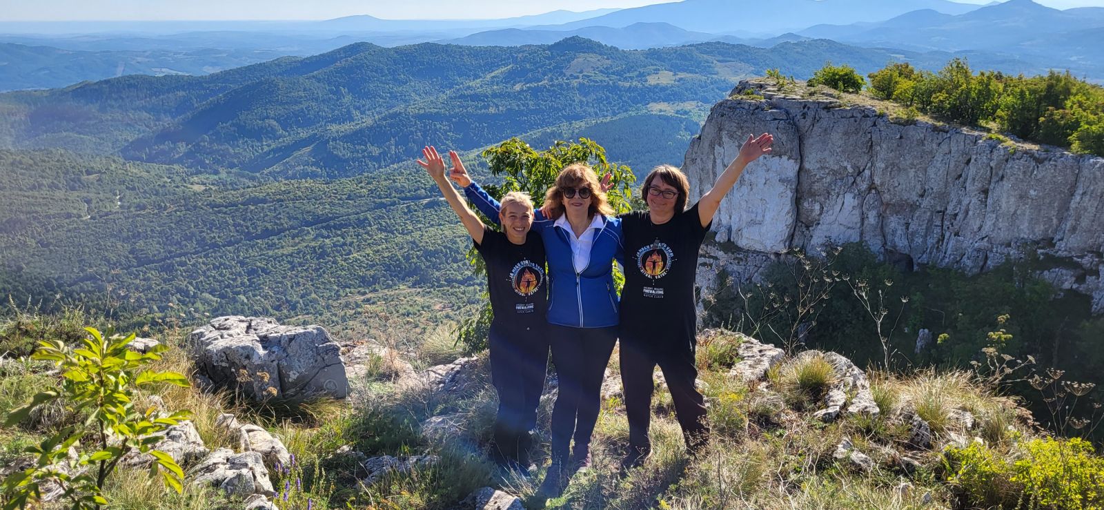 Sudionici retreata na vrhu planine Baba se dive prekrasnom pogledu