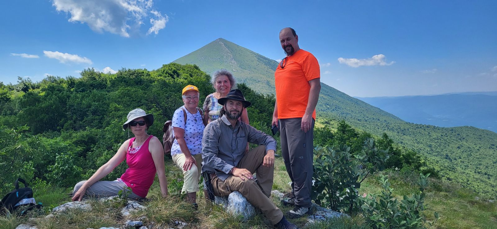 Pogled sa planine Baba prema planini Rtanj