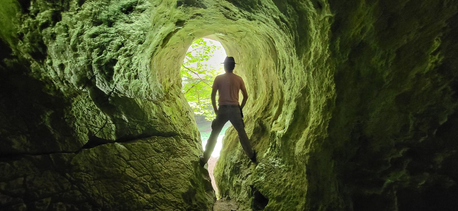 Pečina Porica na planini i piramidi Rtanj
