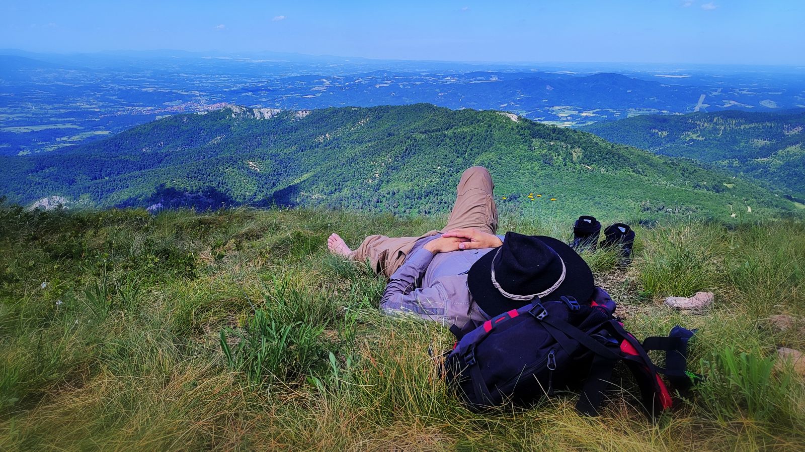 Meditacija na vrhu Baba podno piramide Rtanj