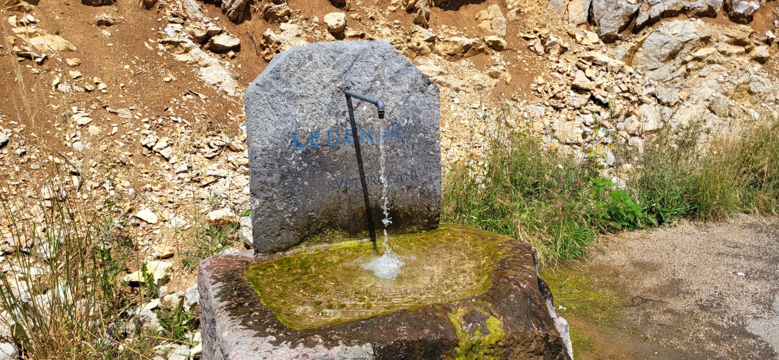 Ledenac izvor vode na majstorskoj cesti