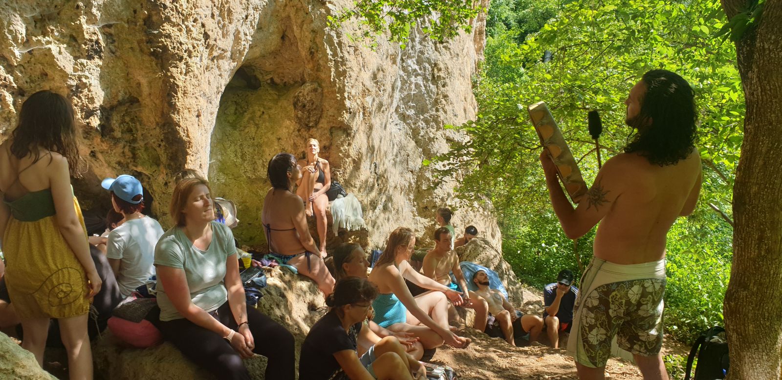 Neven Carin bubnja kod slapa Vranjak na holističkom retreatu u Žumberku