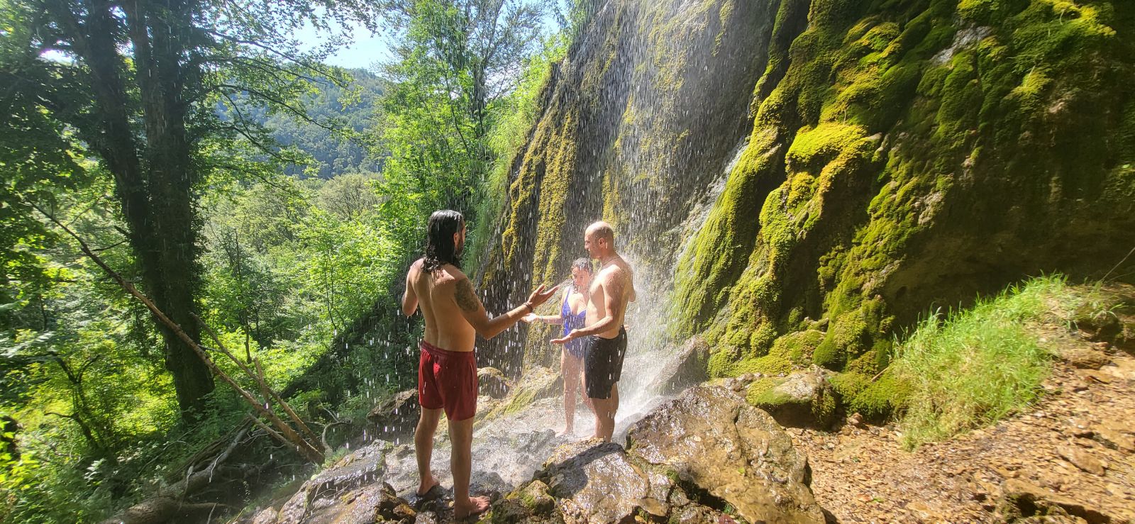 Drevne molitve ispod slapa Vranjak na holističkom retretu Žumberako kod Nevena Carina